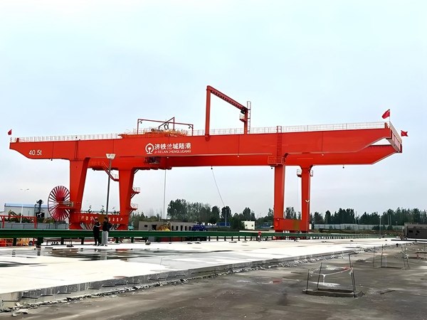 [山东德州集装箱门式起重机厂家集装箱龙门吊跨度选择]