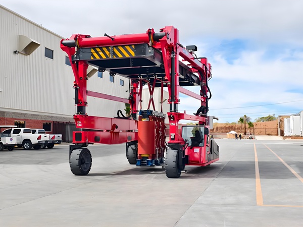 河南信阳集装箱跨运车厂家施工吊运流程